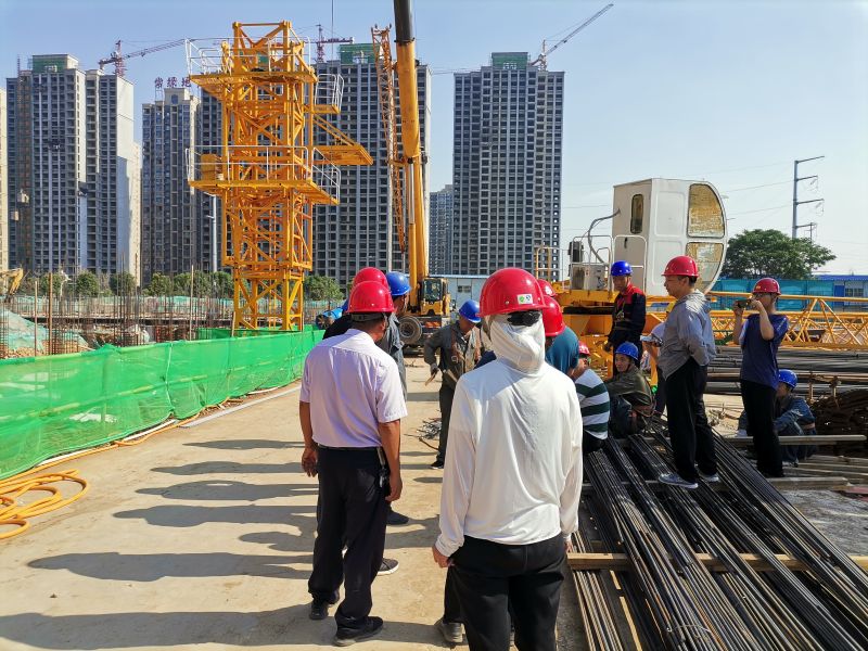公司承建的兰馨路小学及兰馨路幼儿园塔吊顺利安装
